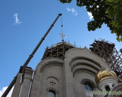 Водружение надглавного креста. 2013 год.
