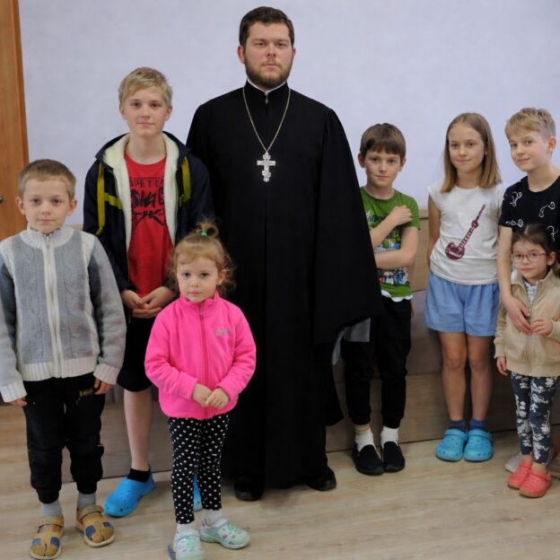 Представители прихода передали социальному приюту пасхальные подаркиПодробнее